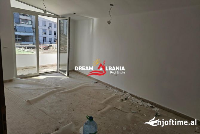 Ambiente Commerciale in Affitto 5+1 a Tirana - 6,500 Euro