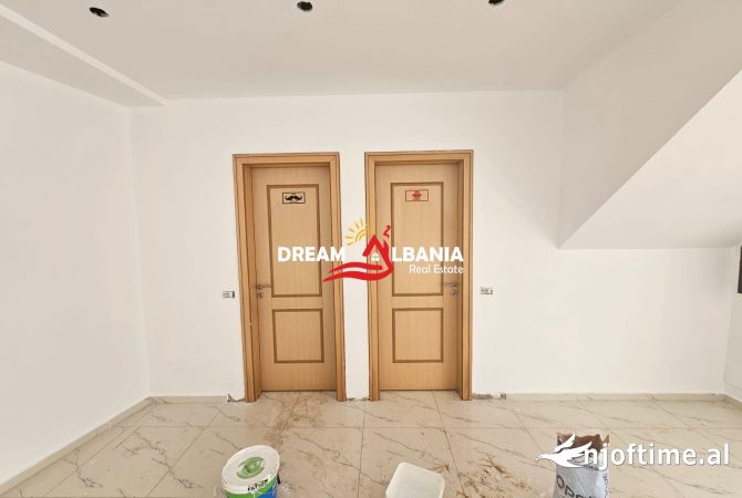 Ambiente Commerciale in Affitto 5+1 a Tirana - 6,500 Euro