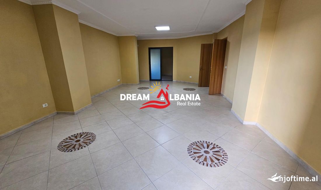 Jepet me qera ambjent biznesi tek Rr. Kajro Karafili – prane Sheshit Skenderbej (ID 42611184)