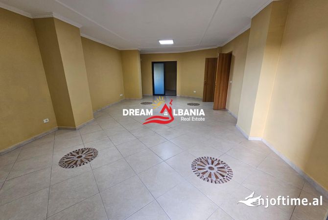Ambiente Commerciale in Affitto 1+1 a Tirana - 1,600 Euro