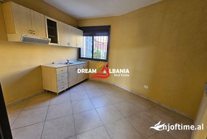 Ambiente Commerciale in Affitto 1+1 a Tirana - 1,600 Euro