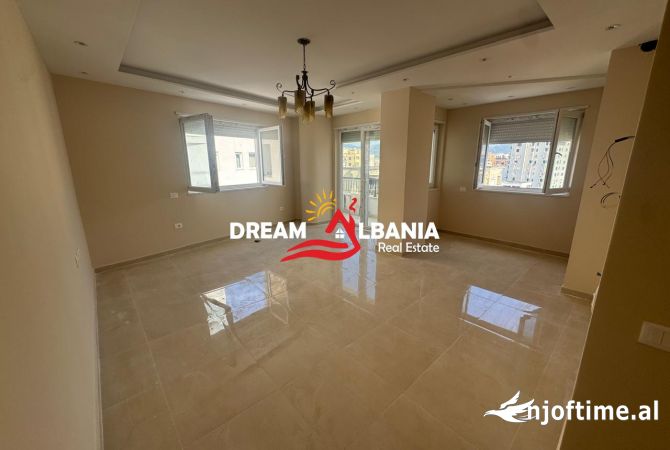 Ambiente Commerciale in Affitto 3+1 a Tirana - 800 Euro