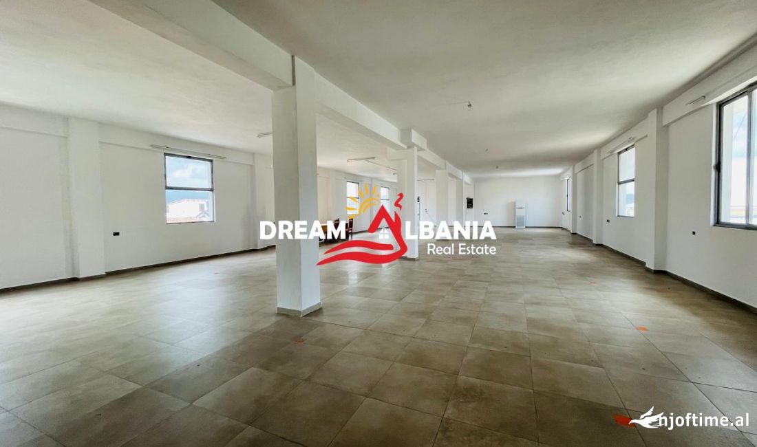 Jepet me qera magazine ne Sauk te Vjeter (ID 4281223)