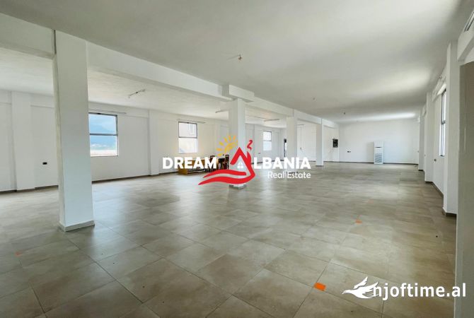 Jepet me qera magazine ne Sauk te Vjeter (ID 4281223)