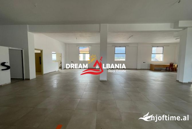 Jepet me qera magazine ne Sauk te Vjeter (ID 4281223)