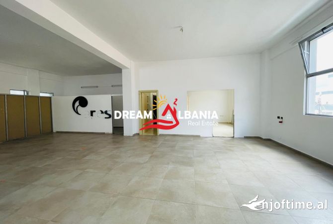 Jepet me qera magazine ne Sauk te Vjeter (ID 4281223)