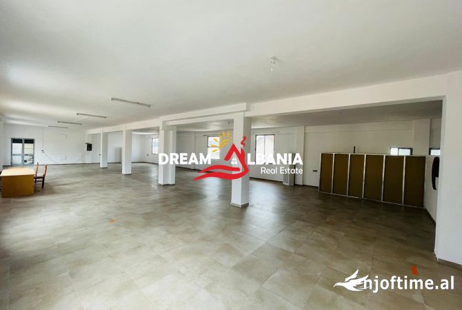 Jepet me qera magazine ne Sauk te Vjeter (ID 4281223)