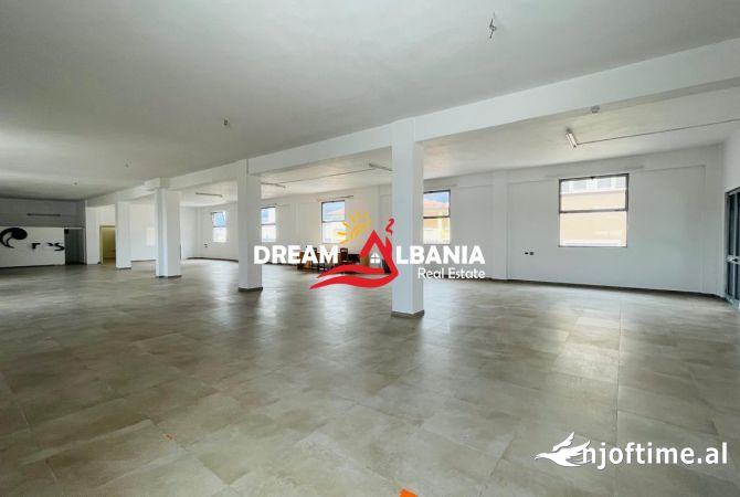 Jepet me qera magazine ne Sauk te Vjeter (ID 4281223)