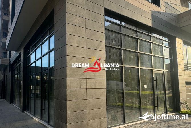 Ambiente Commerciale in Affitto 3+1 a Tirana - 3,250 Euro