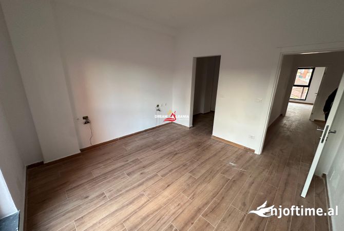 Jepet me qera ambjent biznesi Duplex ne Rrugen e Kavajes, Tirana Garden Building (ID 42611189)