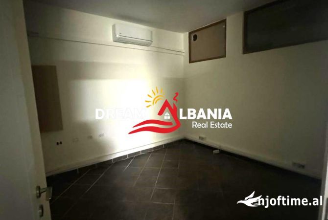 Ambiente Commerciale in Affitto 3+1 a Tirana - 2,000 Euro