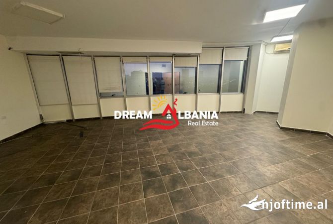Ambiente Commerciale in Affitto 3+1 a Tirana - 2,000 Euro
