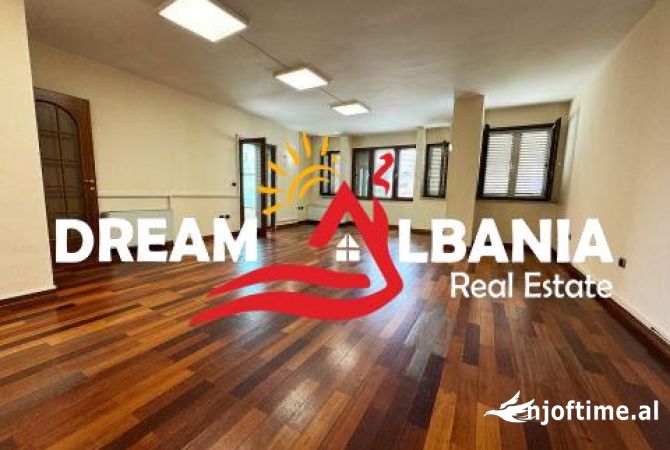 Ambiente Commerciale in Affitto 3+1 a Tirana - 2,400 Euro