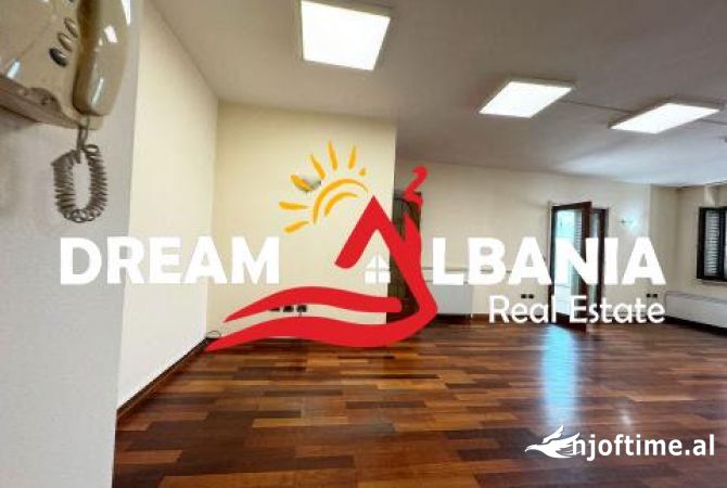 Ambiente Commerciale in Affitto 3+1 a Tirana - 2,400 Euro