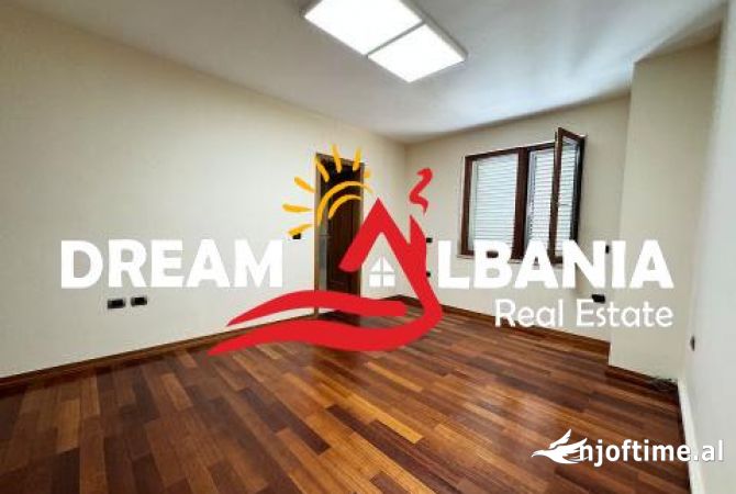 Ambiente Commerciale in Affitto 3+1 a Tirana - 2,400 Euro