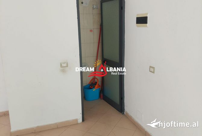 Ambiente Commerciale in Affitto 1+1 a Tirana - 27,000 Leke