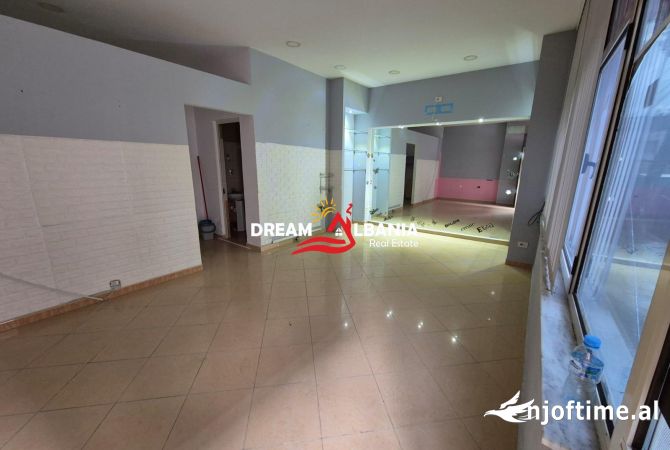 Dyqan ne shitje ne Rrugen Kongresi i Manastirit, prane Pediatrise ne Tirane (ID 4171553)