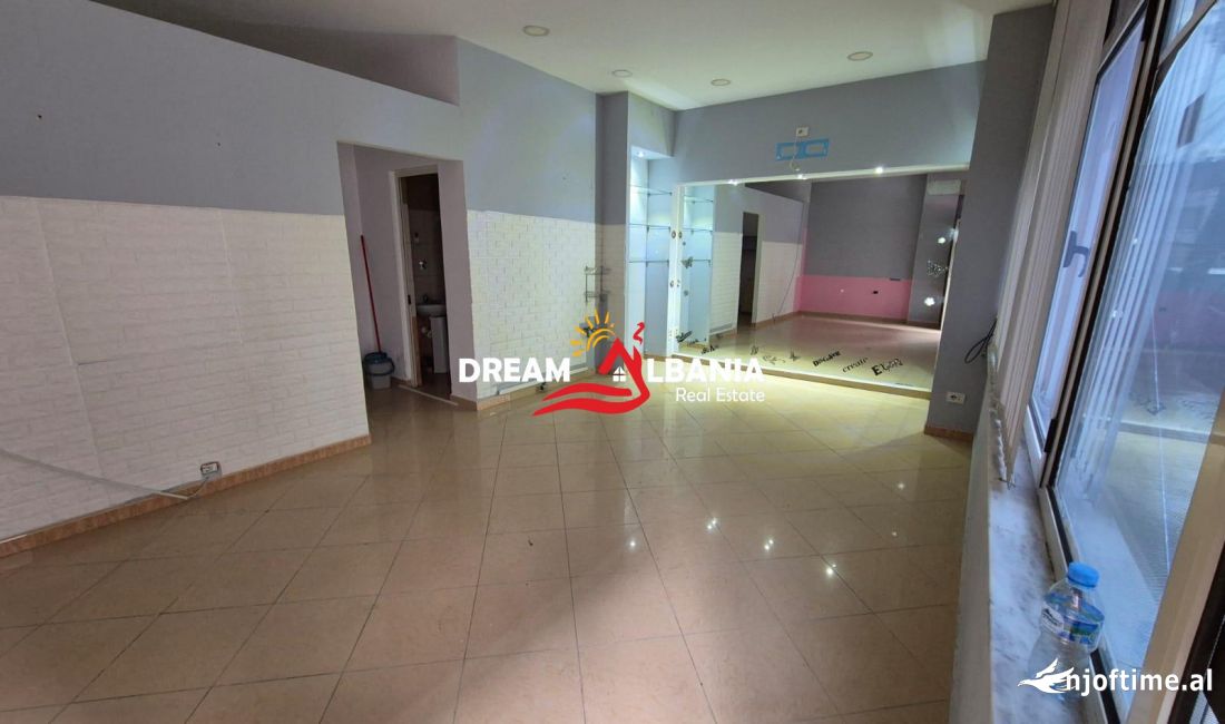 Dyqan ne shitje ne Rrugen Kongresi i Manastirit, prane Pediatrise ne Tirane (ID 4171553)