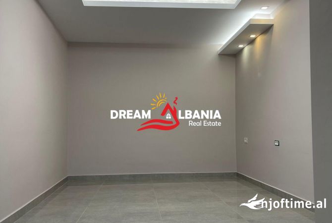 Ambiente Commerciale in Vendita 1+1 a Tirana - 110,000 Euro