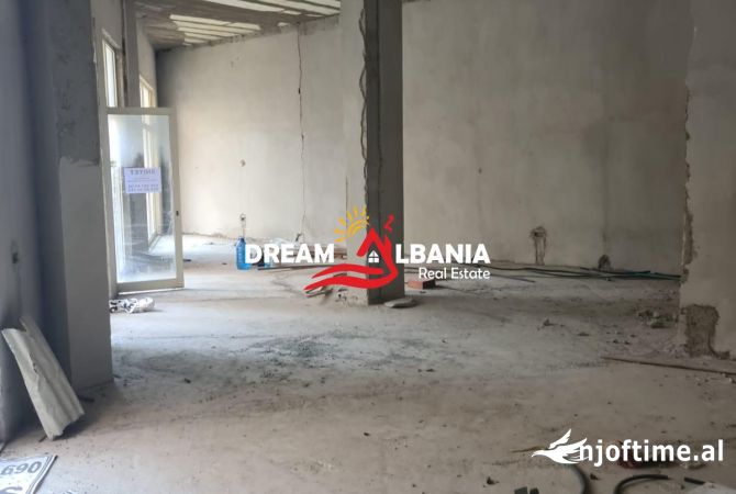 Ambiente Commerciale in Vendita 1+1 a Tirana - 198,000 Euro