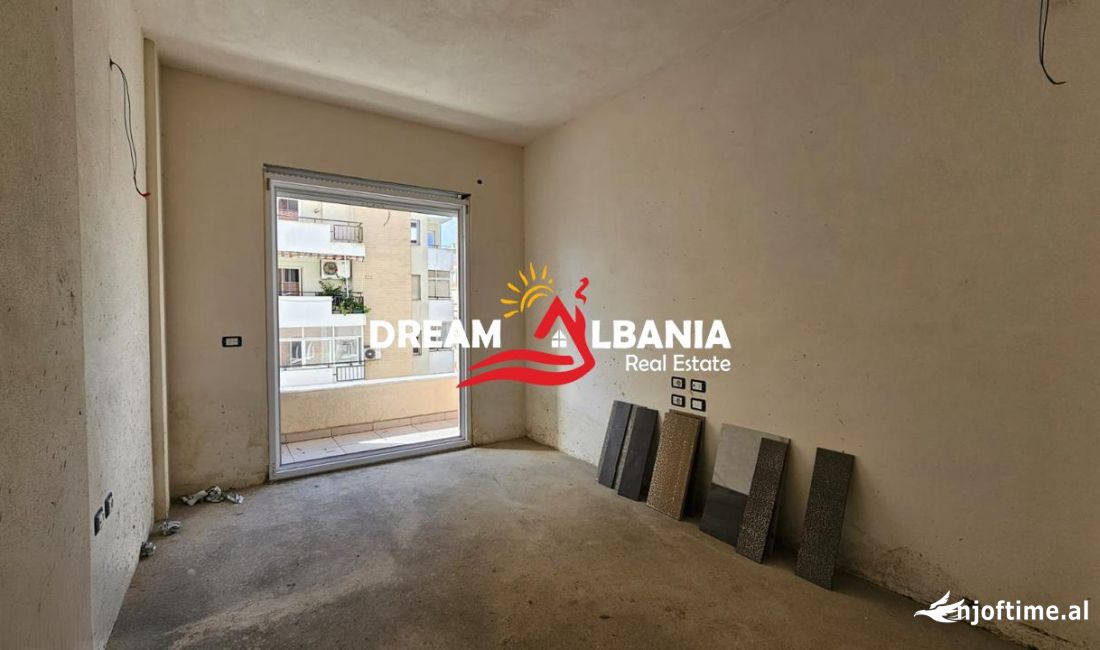 Shtepi ne shitje Apartament ne Tirane, 2+1, Mobilimi Bosh, pa mobiluar, Pagesa 266,500  Euro.