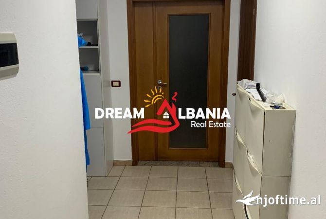 Shtepi ne shitje Apartament ne Tirane, 3+1, Mobilimi Bosh, pa mobiluar, Pagesa 330,000  Euro.