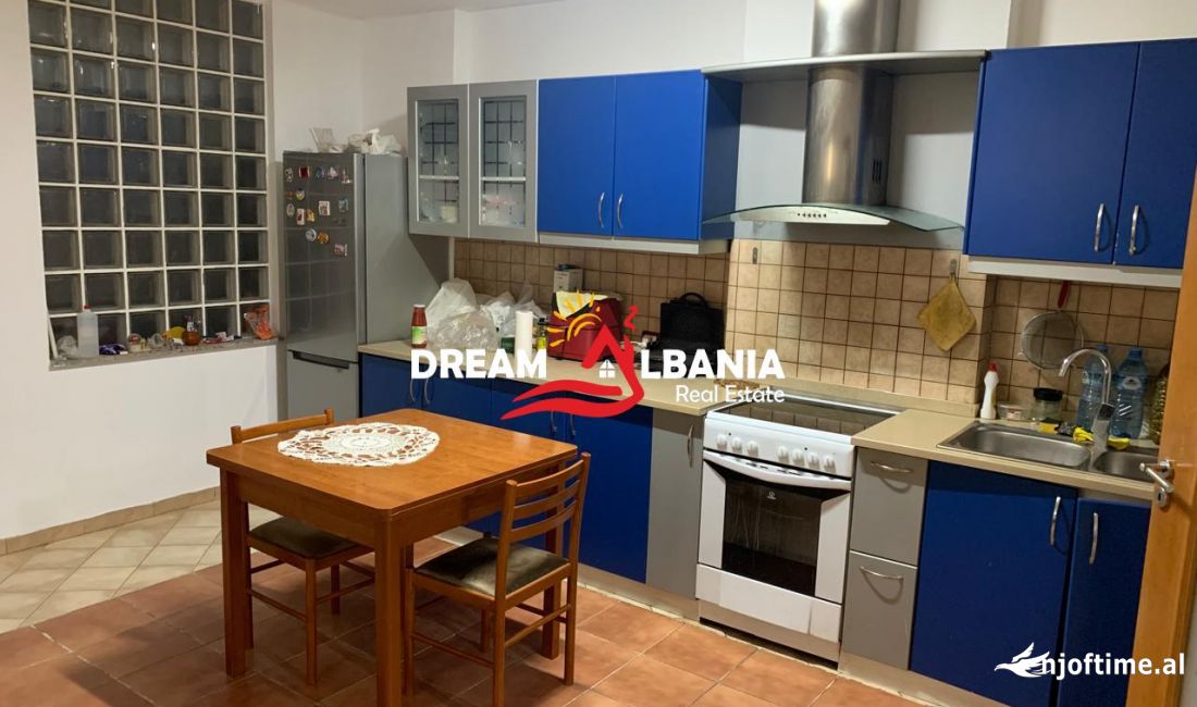 Shtepi ne shitje Apartament ne Tirane, 3+1, Mobilimi Bosh, pa mobiluar, Pagesa 330,000  Euro.