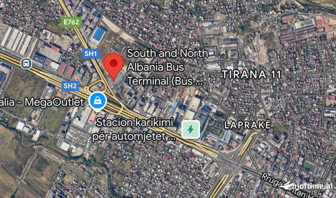 Magazine me qera ne Kamez, prane Terminalit te Autobusave (ID 4281226)