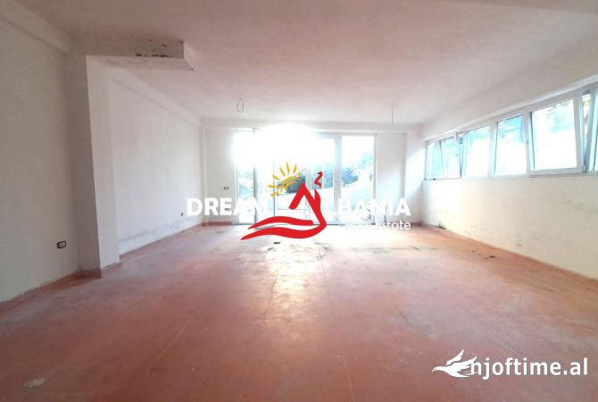 Ambiente Commerciale in Vendita 1+1 a Tirana - 1,700,000 Euro
