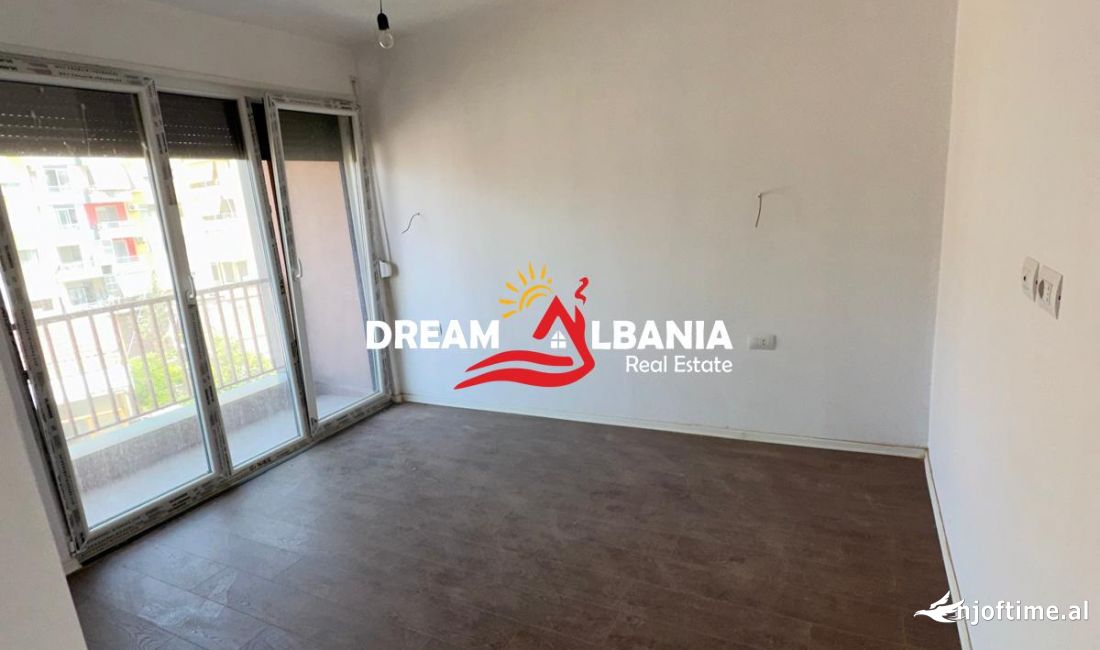 Jepet me qera apartament 2+1+2 per zyra (+2 poste parkimi) prane Pazarit te Ri (ID 42611226)