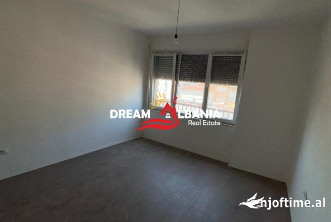 Jepet me qera apartament 2+1+2 per zyra (+2 poste parkimi) prane Pazarit te Ri (ID 42611226)