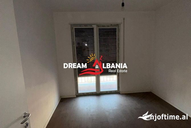 Jepet me qera apartament 2+1+2 per zyra (+2 poste parkimi) prane Pazarit te Ri (ID 42611226)