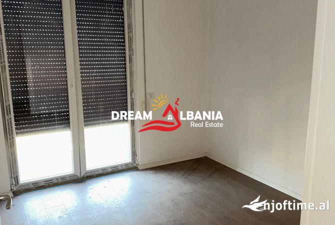 Jepet me qera apartament 2+1+2 per zyra (+2 poste parkimi) prane Pazarit te Ri (ID 42611226)
