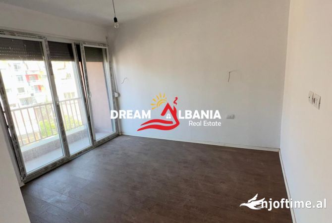 Jepet me qera apartament 2+1+2 per zyra (+2 poste parkimi) prane Pazarit te Ri (ID 42611226)