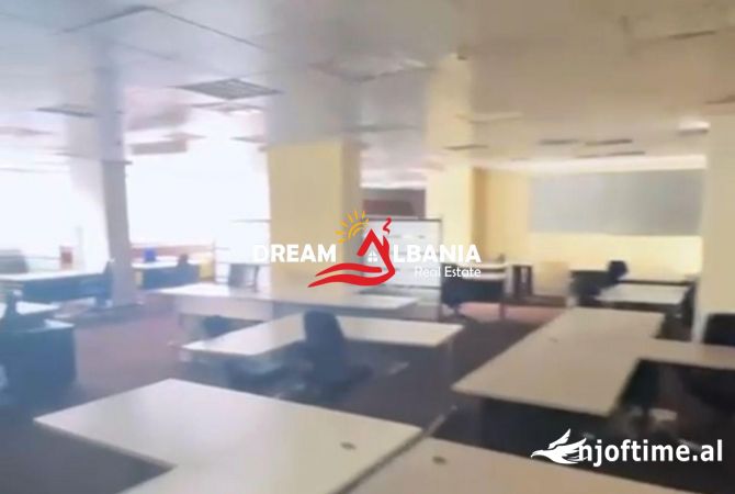 Ambiente Commerciale in Affitto 3+1 a Tirana - 12,400 Euro