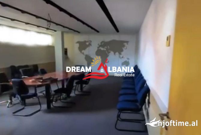 Ambiente Commerciale in Affitto 3+1 a Tirana - 12,400 Euro