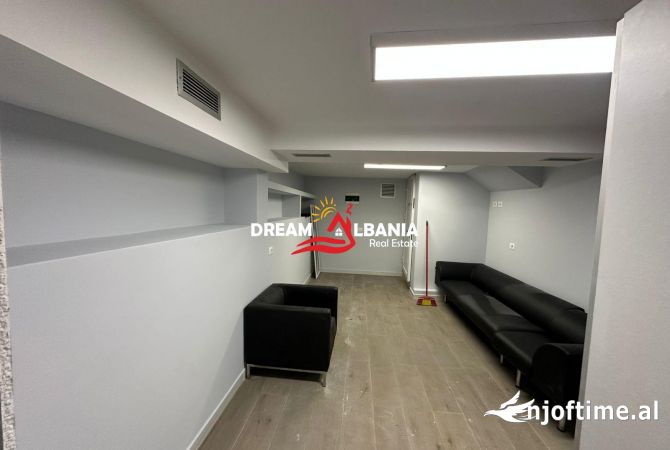 Ambiente Commerciale in Vendita 3+1 a Tirana - 100,000 Euro