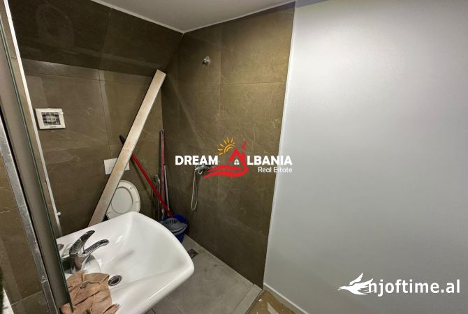 Ambiente Commerciale in Vendita 3+1 a Tirana - 100,000 Euro