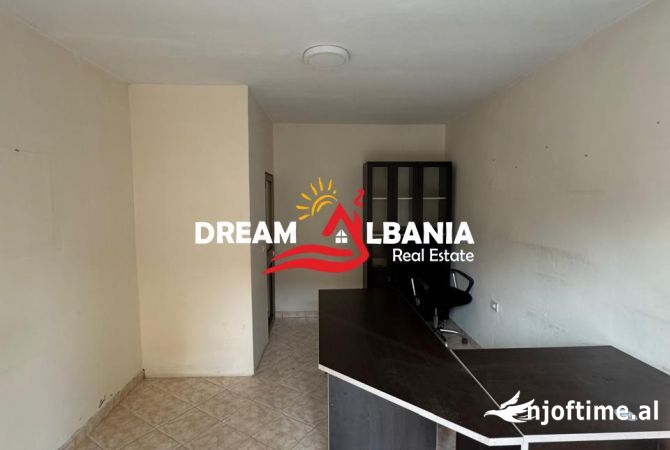 Ambiente Commerciale in Affitto 3+1 a Tirana - 350 Euro