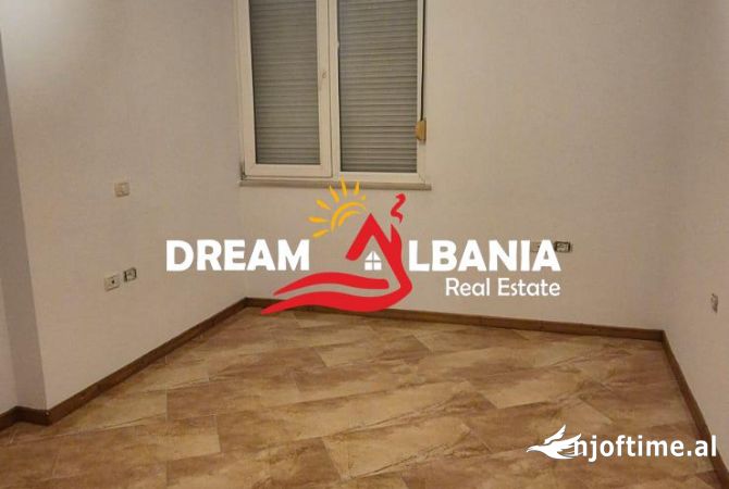 Ambiente Commerciale in Affitto 3+1 a Tirana - 1,000 Euro