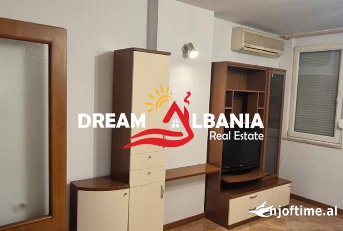 Ambiente Commerciale in Affitto 3+1 a Tirana - 1,000 Euro