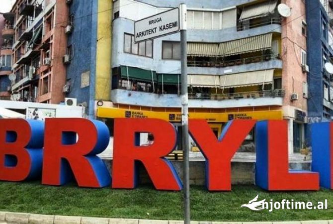 Ambiente Commerciale in Affitto 3+1 a Tirana - 1,500 Euro