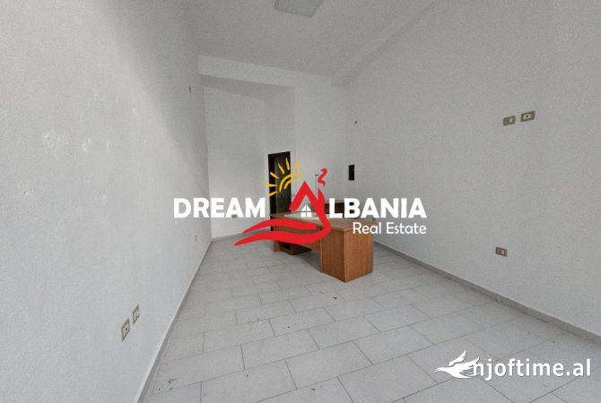 Ambient biznesi per shitje prane rruges Mine Peza (ID 4171564)