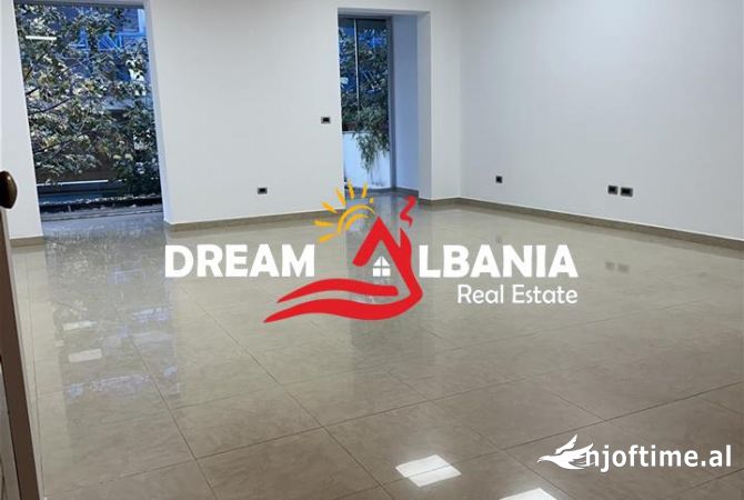 Ambiente Commerciale in Affitto 3+1 a Tirana - 1,000 Euro