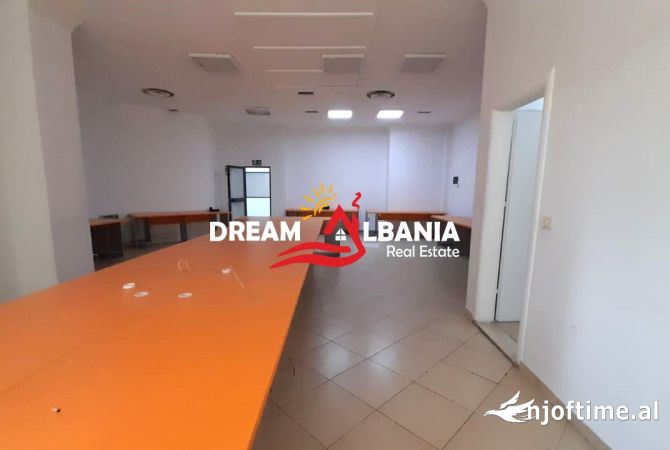 Ambiente Commerciale in Affitto 3+1 a Tirana - 1,700 Euro