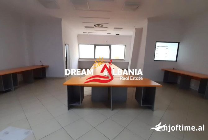 Ambiente Commerciale in Affitto 3+1 a Tirana - 1,700 Euro