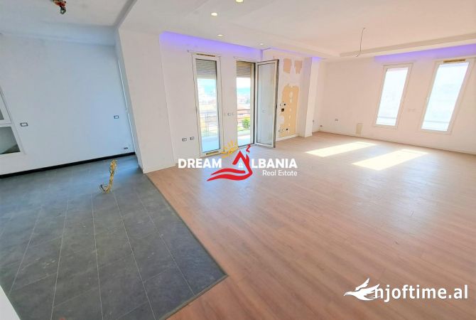 Ambiente Commerciale in Affitto 3+1 a Tirana - 1,300 Euro