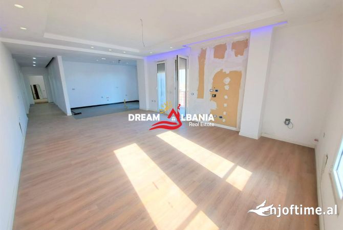 Ambiente Commerciale in Affitto 3+1 a Tirana - 1,300 Euro