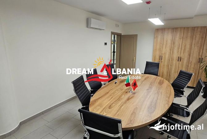 Ambiente Commerciale in Affitto 3+1 a Scutari - 3,000 Euro