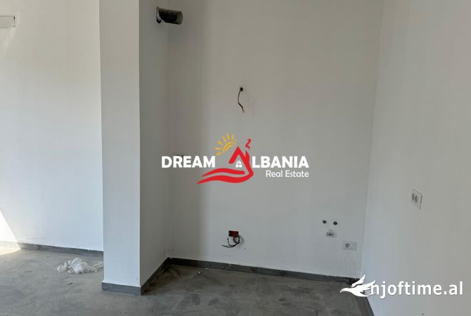 Ambiente Commerciale in Affitto 3+1 a Tirana - 45,000 Leke